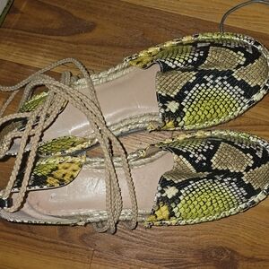 Jennifer Lopez Yellow and Black Espadrilles